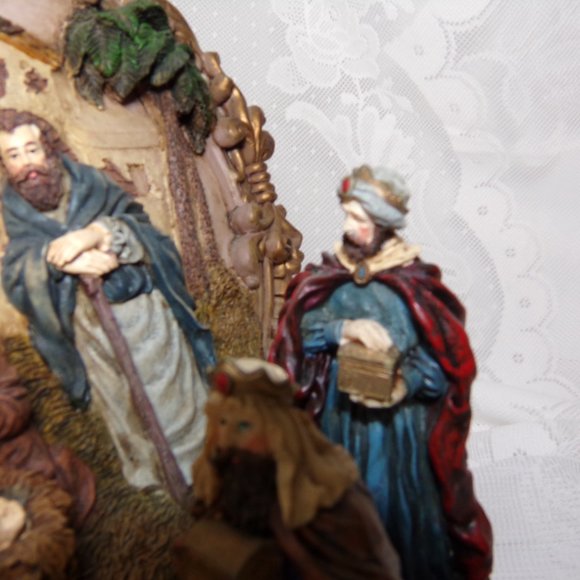 Christmas Ceramic Nativity Mary Joseph Jesus and the three king's TWO Piece. - Picture 4 of 16